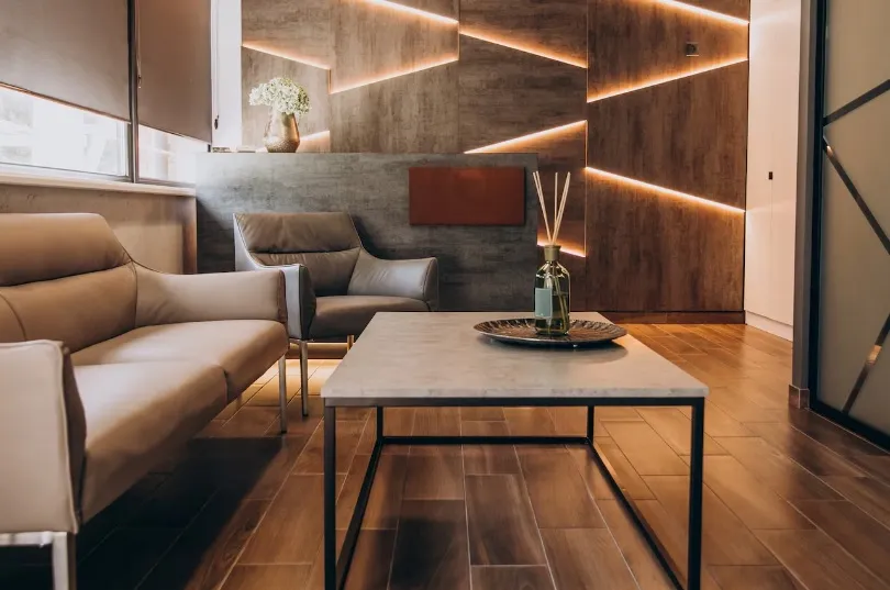 Jak prestiż marki przekłada się na odbiór ekskluzywnych stolików do salonu?