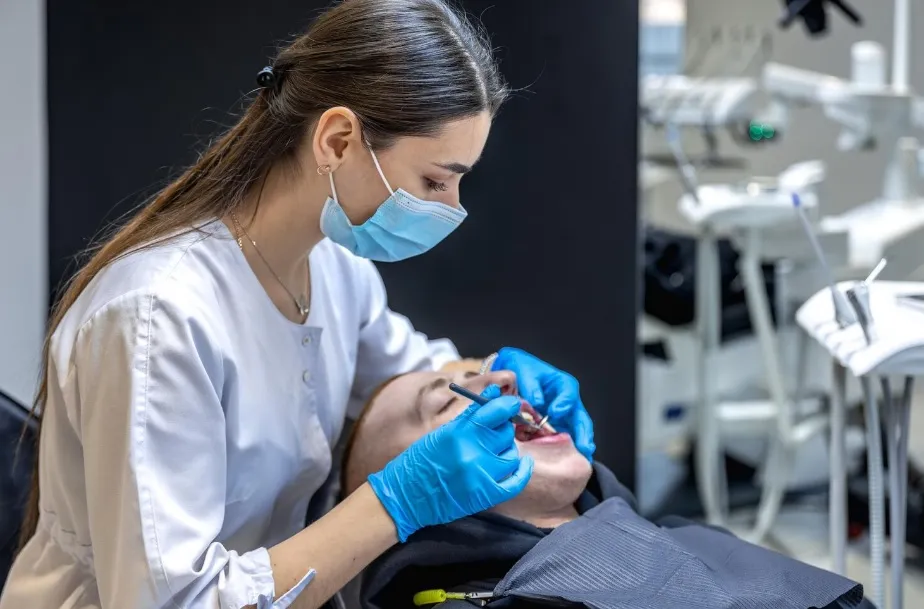 Jak długo stosować płyn do płukania jamy ustnej po zabiegu dentystycznym?