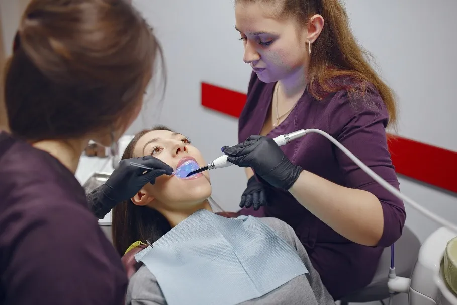 Jakie właściwości powinien mieć płyn do ust po zabiegu implantologicznym?