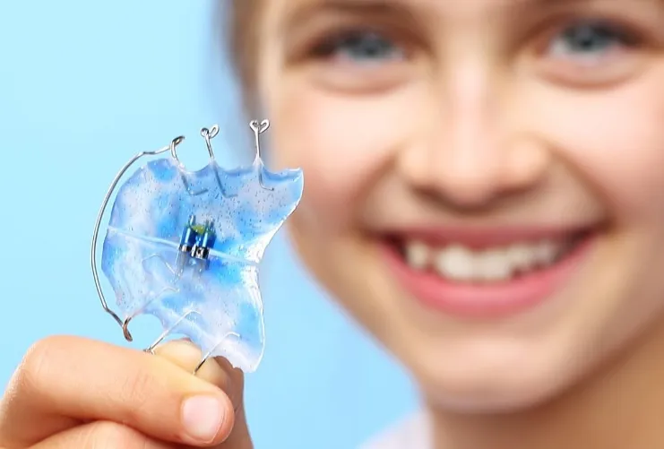 Jak przygotować dziecko na pierwsze dni z aparatem ortodontycznym?