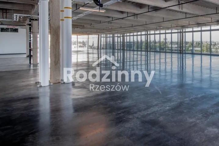 W jaki sposób posadzki betonowe przemysłowe zwiększają trwałość obiektów logistycznych?