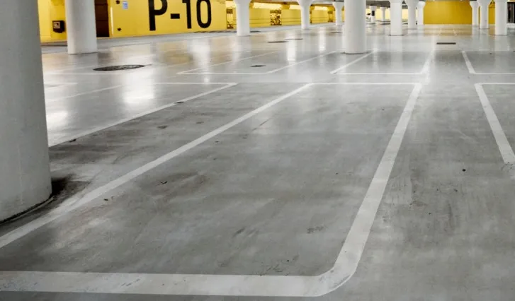 Jak posadzki betonowe przemysłowe wydłużają żywotność obiektów logistycznych i hal magazynowych?