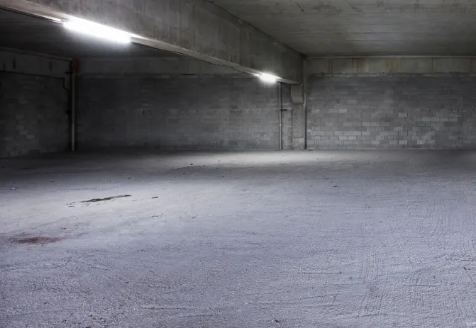 W jaki sposób konstrukcja posadzek betonowych przemysłowych wpływa na odporność hal na obciążenia dynamiczne?